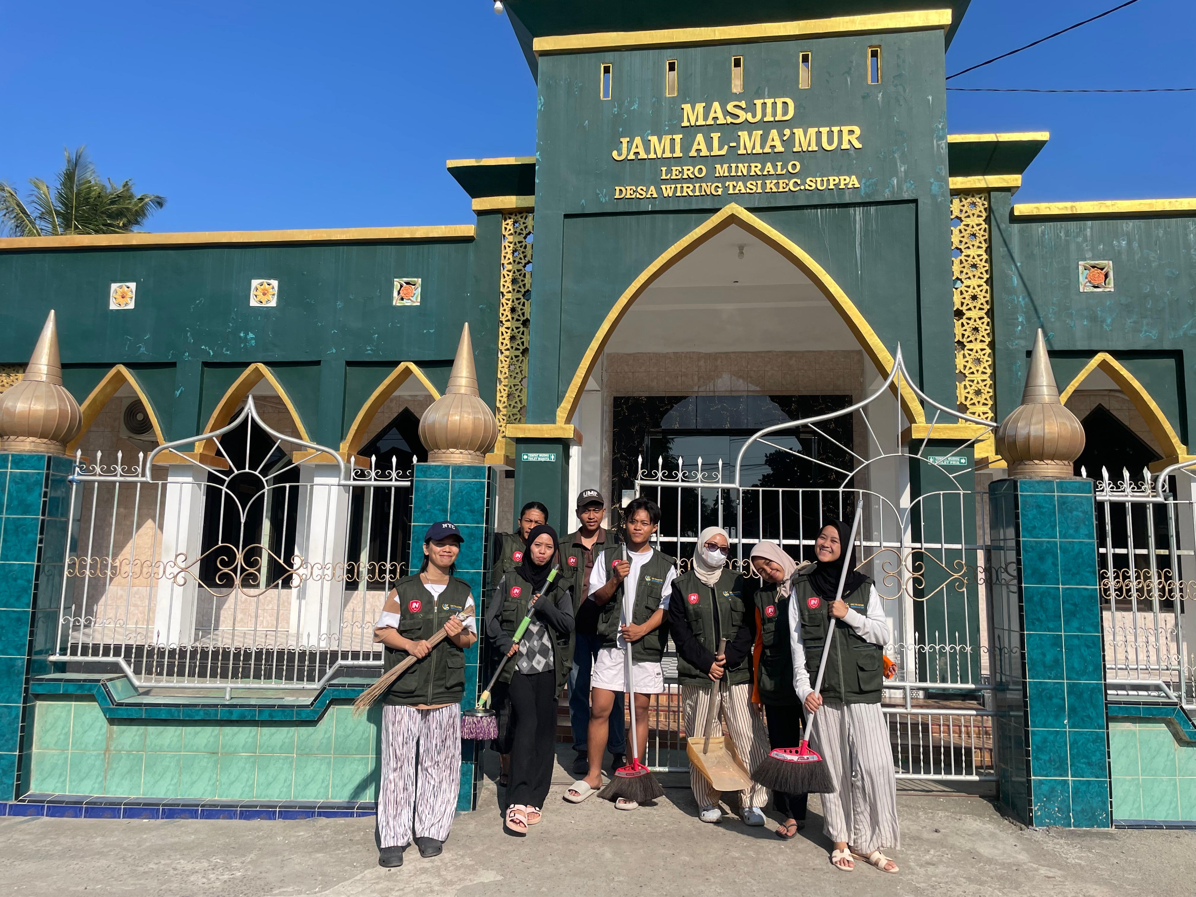 jaga-kebersihan-lingkungan-mahasiswa-kkn-tematik-itb-nobel-jalankan-proker-gerakan-jumat-bersih-di-masjid-dan-kantor-desa